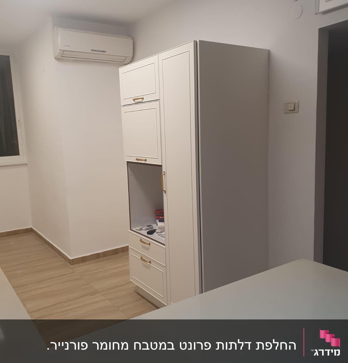 ארון מטבח לבן עם ידיות זהב